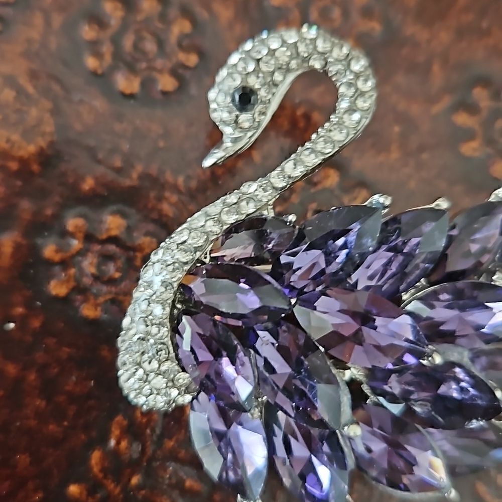 NWOT Swan brooch with purple and white rhinestones - Picture 2 of 5